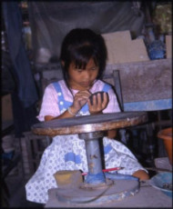 enfant-travaillant-atelier-poterie-chang-mai-thaillande