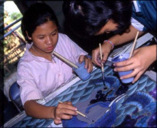 jeune-fille-travaillant-atelier-peinture-sur-soie-chang-mai-thaillande