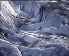 alpiniste-se-battant-contre-lui-meme-face-au-serac-de-la-mer-de-glace