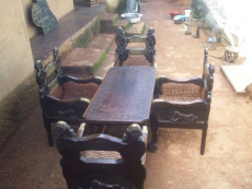 ensemble-de-quatre-chaises-et-une-table-sculptee-sur-bois