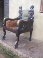 ensemble-de-quatre-chaises-et-une-table-sculptee-sur-bois