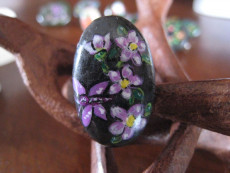 bague-04-fleurs-violettes-et-papillon