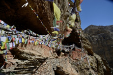 drapeaux-a-prieres-devant-une-grotte-sacree