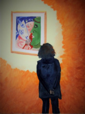 chantal-regardant-un-tableau-de-m-chagall