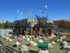 le-mastoc-un-batiment-decoiffe-et-son-champs-de-100-rochers