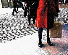dame-avec-un-manteau-rouge-suivie-par-une-trottinette-bleue