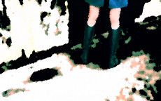 jeune-femme-avec-des-bottes-et-une-jupe-bleue