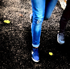 jeans-troue-avec-des-feuilles-dautomne-et-des-baskets-nike