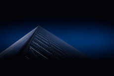 la-pyramide-du-louvre-a-lheure-bleue