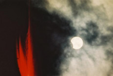 eclipse-soleil-avec-nuages-et-langue-rouge