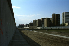 1990-berlin-in-der-mauer