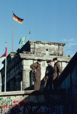 1989-berlin-brandenburger-tor-vopos