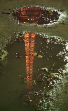 reflet-tour-eiffel-dans-une-flaque-deau