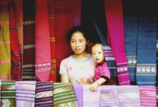 femme-lu-vendant-ses-oeuvres-nord-laos