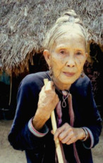 vieille-femme-lantene-nord-laos