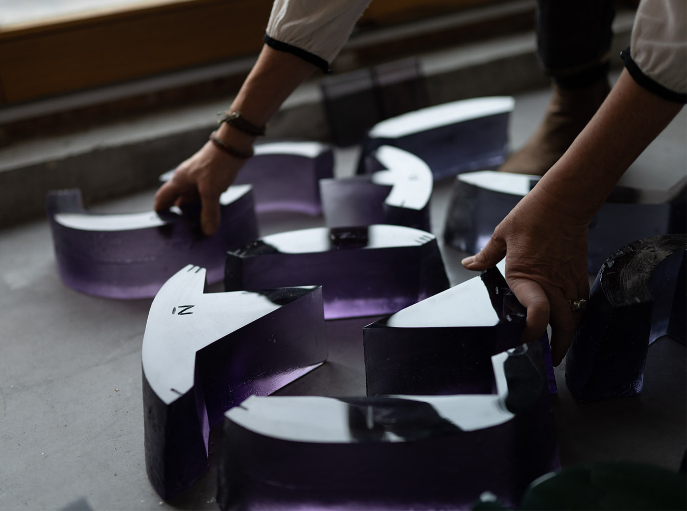 Agnès Thurnauer dans son atelier dans River Tongue en cours de réalisation, décembre 2021 (image Musée LaM)