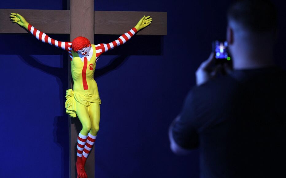 « McJesus », de l'artiste finlandais Jani Leinonen, avait engendré des jets de cocktails Molotov sur le bâtiment au sein duquel il était exposé en 2019. LLUIS GENE / AFP