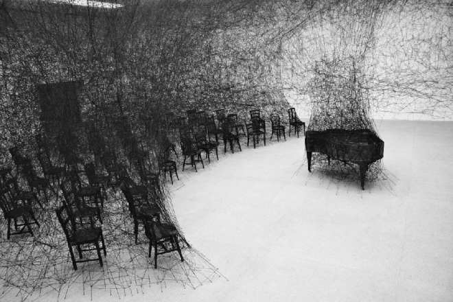 In silence de Chiharu Shiota