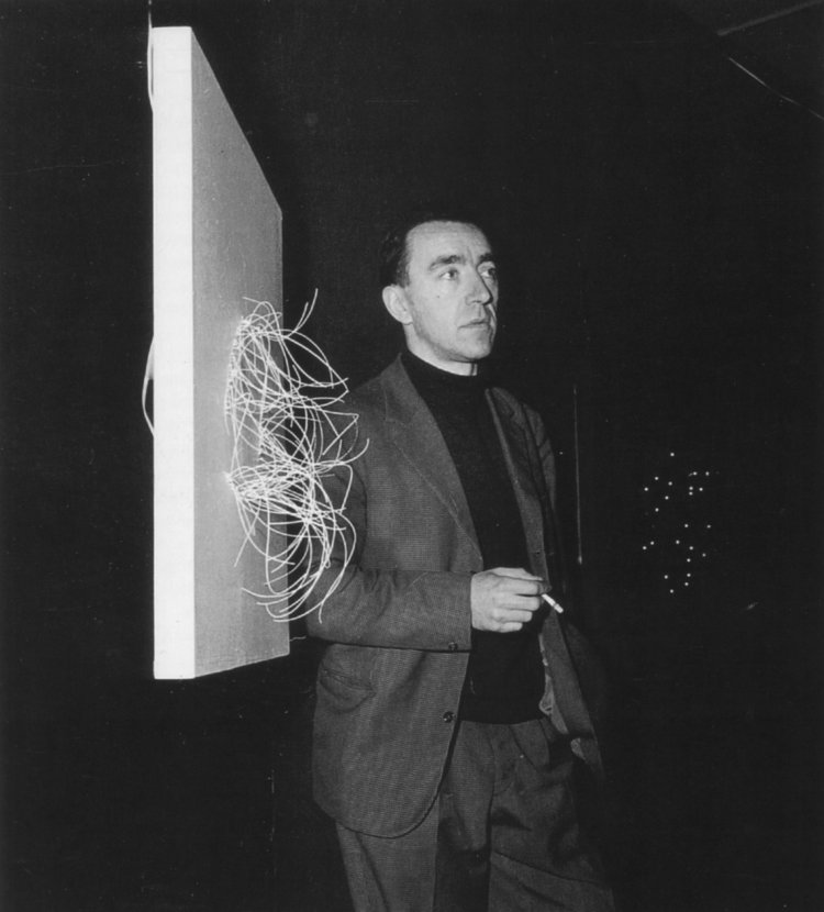 Pol Bury pendant l’exposition « Ponctuations érectiles et molles » à la Galerie Smith (1961)