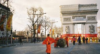 Œuvre contemporaine nommée « Sphère en défilé, Champs Elysées », Réalisée par ADRIENNE JALBERT
