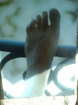 Œuvre contemporaine nommée « un pied à la fenêtre », Réalisée par LUISA NEIGE