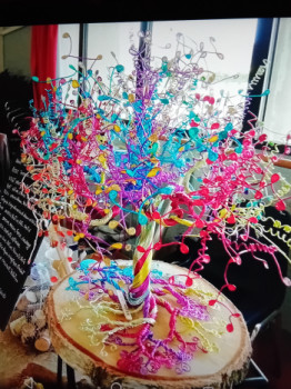 Œuvre contemporaine nommée « C'est un arbre de vie en fil d'aluminium ,crée avec l'energie de la symbolique des couleurs,cet arbre est multicolore,, », Réalisée par GHYSLAINE ROMéO
