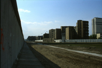 Œuvre contemporaine nommée « 1990 Berlin In der Mauer », Réalisée par LAURENT TCHEDRY